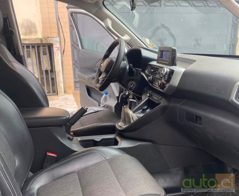 Photo 3 AUTO.CI : Peugeot RCZ 1.4L modèle landtrek 