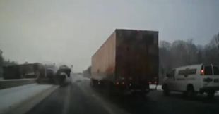 Il filme un accident et échappe de justesse au pire !