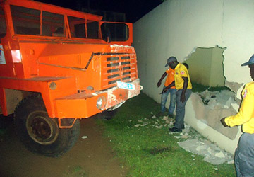 Abobo: un camion achève sa course contre le mur de la CNPS