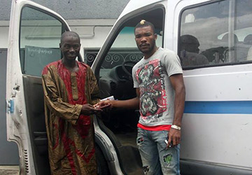 Football/ Remise de dons: Serey Dié donne deux mini-cars à son club formateur