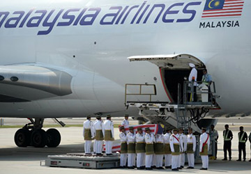 Vol MH17 : les victimes malaisiennes rapatriées à Kuala Lumpur