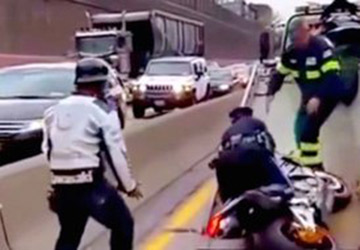 Insolite : une policière bien embêtée avec une moto saisie