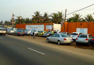 Axe Abidjan-Bassam: la bordure de la route transformée en garages...