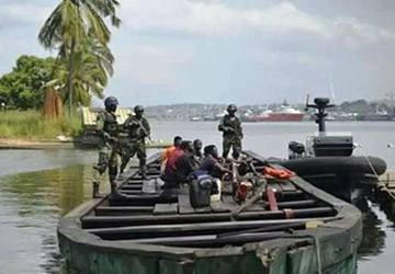 Abidjan: la Marine nationale a arrêté 10 personnes avec 3 000 litres de gasoil
