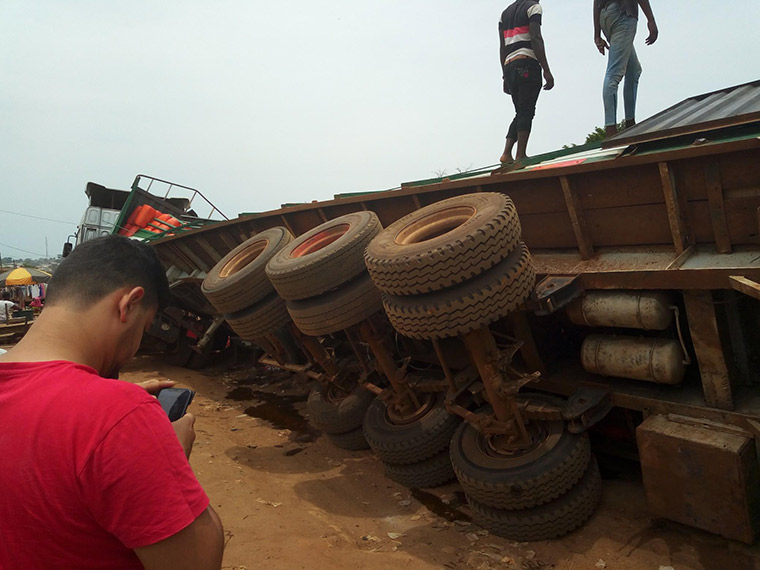 Côte d’Ivoire/ Un camion se renverse au marché de Vavoua