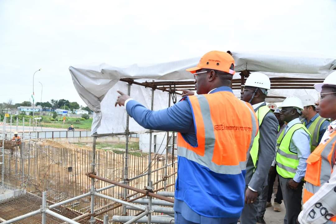 Travaux d'amenagement du carrefour Akwaba phase prioritaire : Le Ministre de l'Equipement et de l'Entretien Routier en visite de Chantier 
