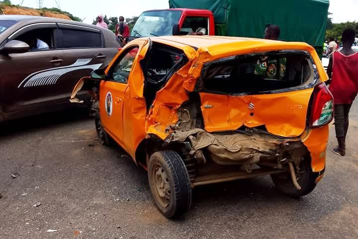 Côte d'Ivoire : Carambolage sur l’autoroute du nord dans le sens Yopougon–Adjamé suite à une collision entre deux Gbaka et un camion en feu