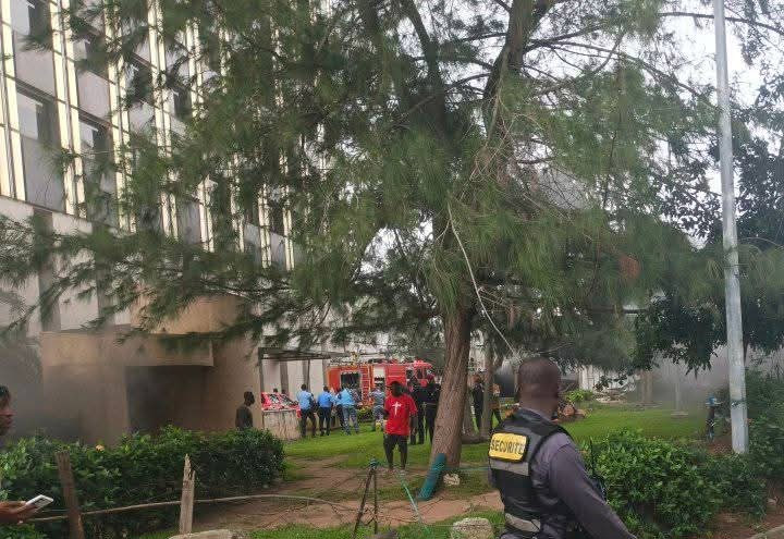 Côte d'Ivoire : 5 véhicules brûlés et un pompier intoxiqué par un "violent" feu à la tour E dans la commune du Plateau (Officiel)
